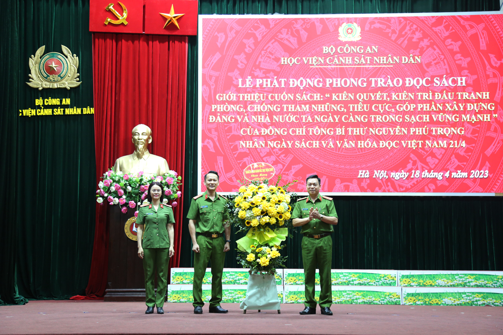 Ban Giám đốc Học viện tặng hoa chúc mừng Trung tâm Lưu trữ và Thư viện nhân Ngày sách và văn hóa đọc Việt Nam